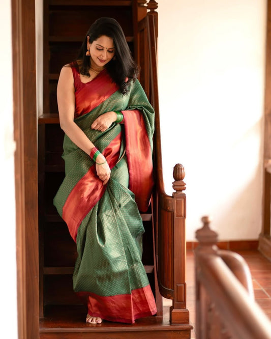 Solid Jacquard weave that gives a perfect Look Saree